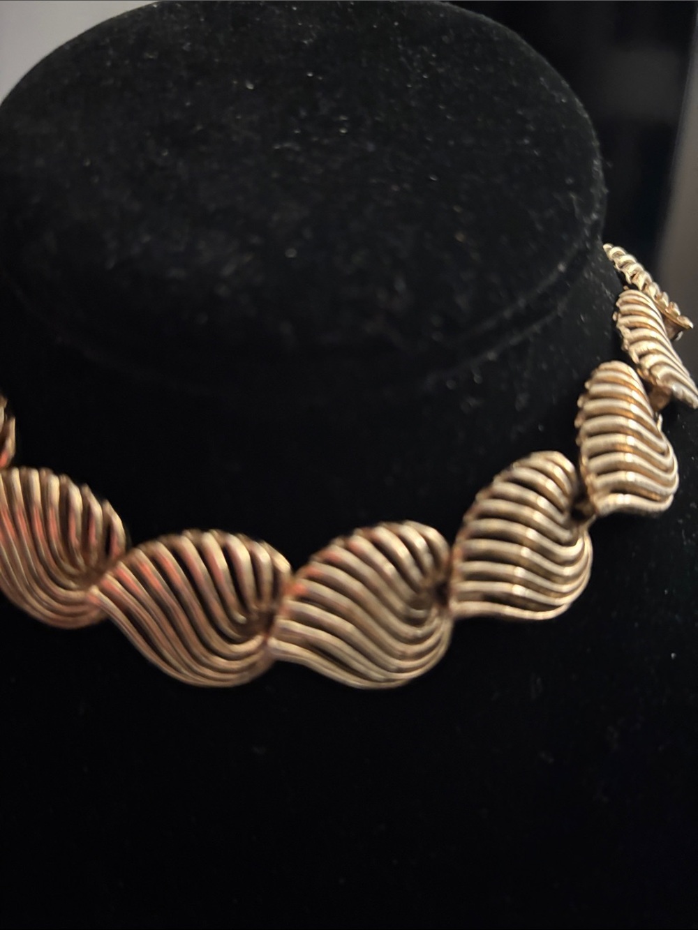 Napier Gold tone Sculpted Wave Link Necklace - 1980- 1990 Number 4084 - Picture 2 of 9